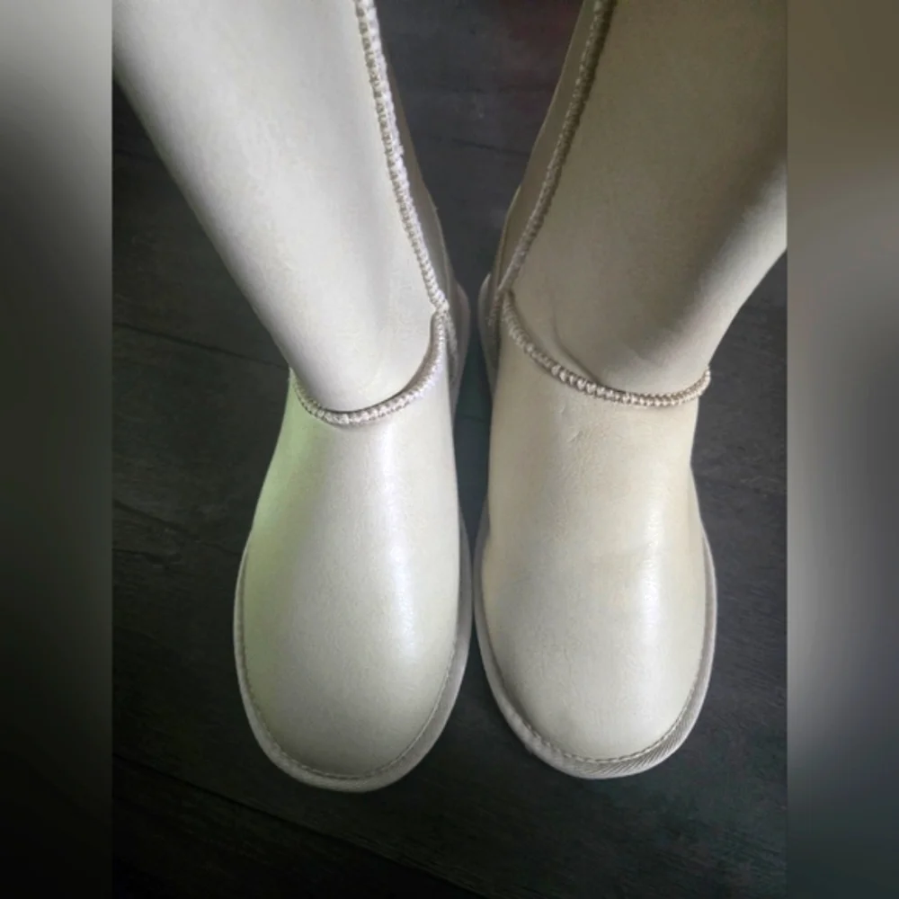 SilverDew Ivory Faux Fur Lined Winter Boots Triple Button Cozy Women's Boots